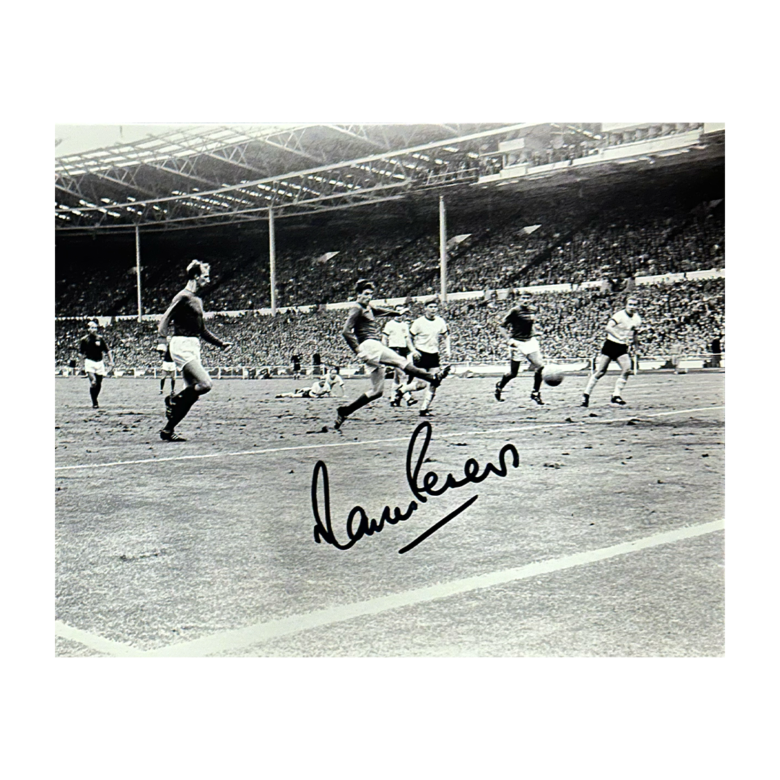 Martin Peters Signed England B/W 10x8 Image