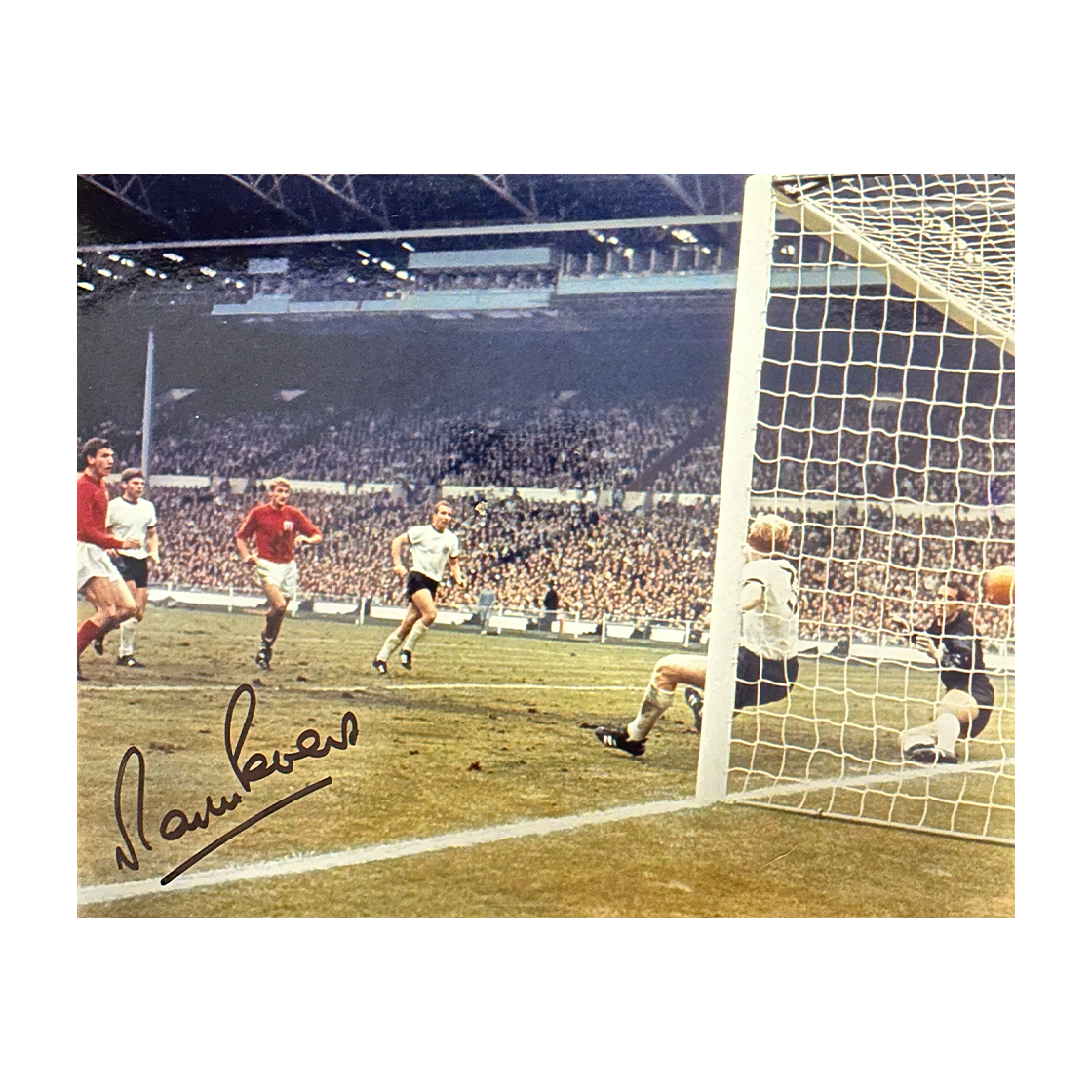 Martin Peters Signed England 10x8 Image 1